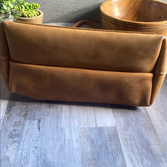 Portland Leather Dakota Medium Cross Body Tote - Picture 7 of 11